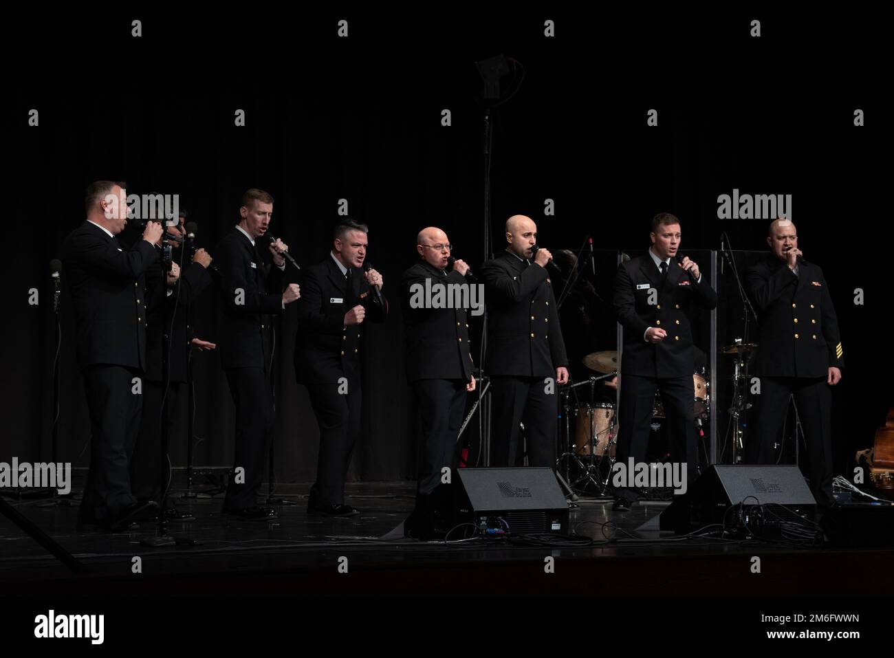 MASON, Ohio (27 avril 2022) les membres de la United States Navy Band Sea Chanters chantent un shanty lors d'un concert à la Mason Middle School. Les Sea Chanters se sont produits dans sept états lors de leur tournée de 13 villes et 2 000 miles, reliant les communautés à travers le pays à leur marine. National Tour, Navy, Navy Band, Sea Chanters Chorus, Banque D'Images