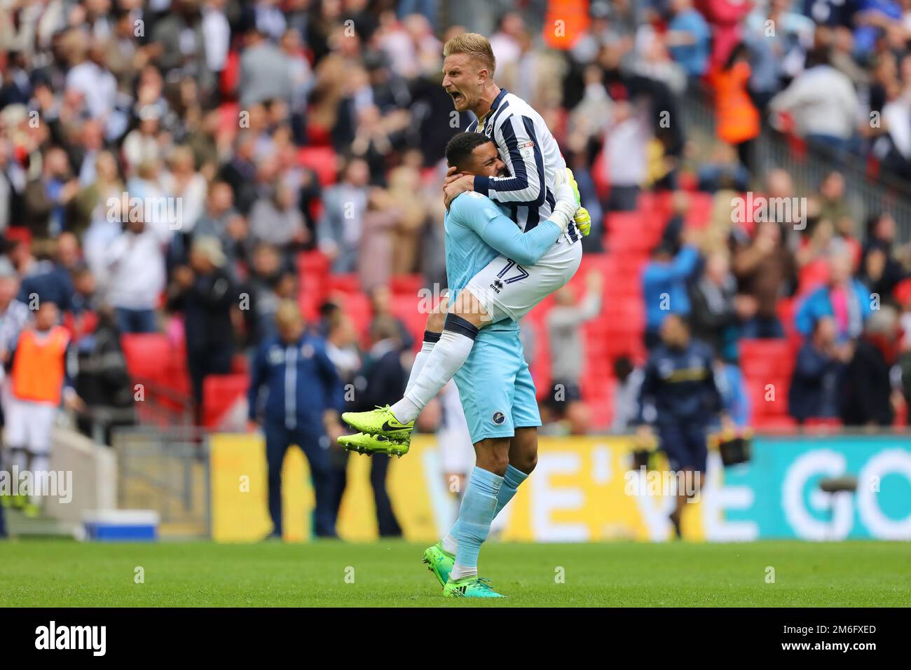 Byron Webster et Jordan Archer of Millwall fêtent après le coéquipier Steve Morison marque le but gagnant, faisant de lui 1-0 - Bradford City v Millwall, Sky Bet League One Play-Off final, Wembley Stadium, Londres - 20th mai 2017. Banque D'Images