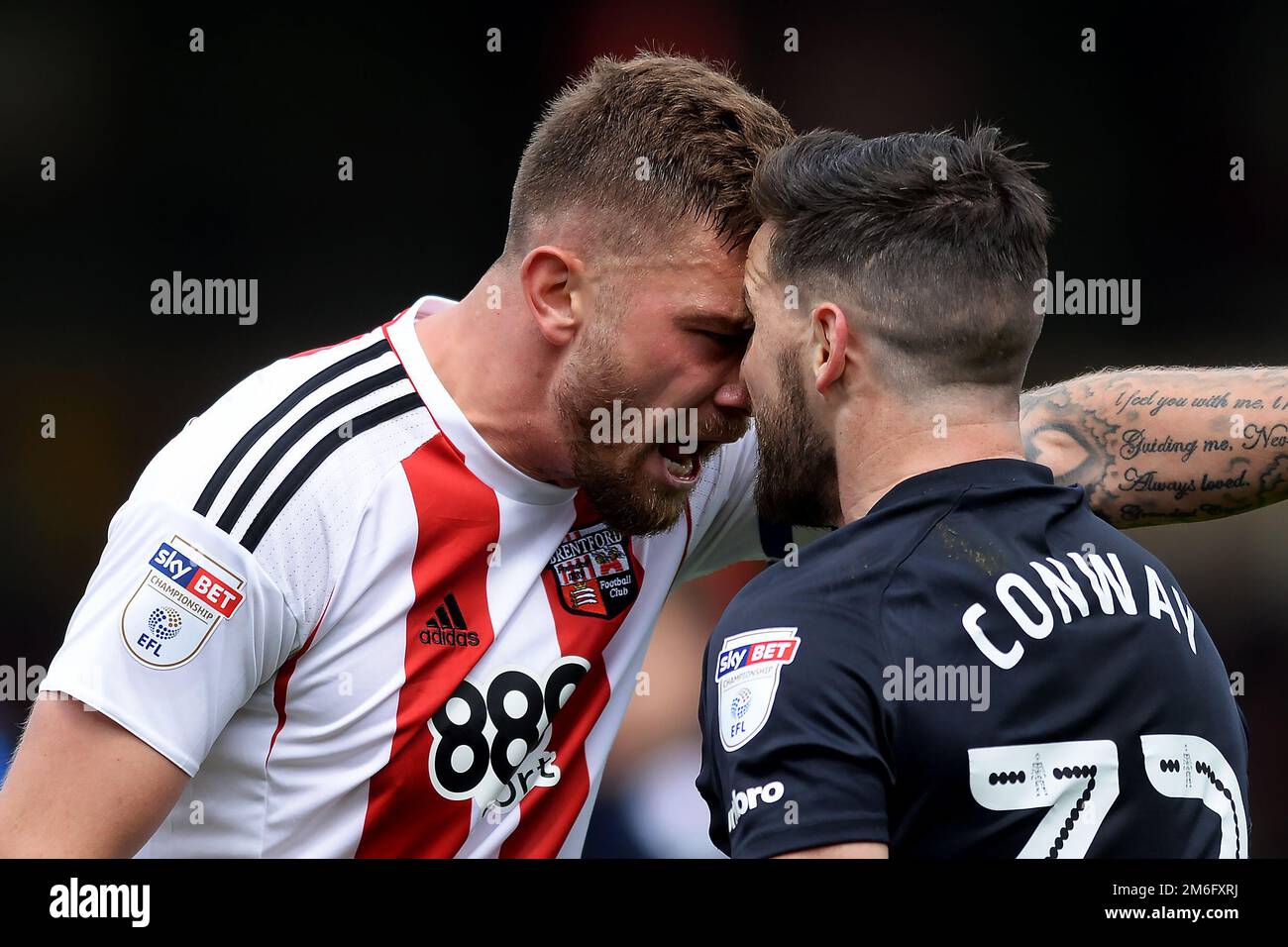 Harlee Dean de Brentford place Craig Conway of Blackburn Rovers - Brentford v Blackburn Rovers, Sky Bet Championship, Griffin Park, Londres - 7th mai 2017. Banque D'Images