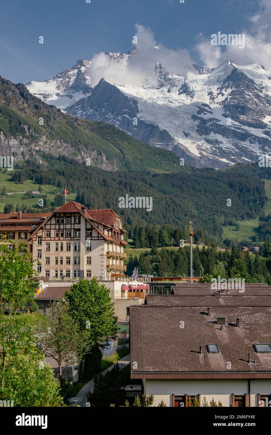 Vue panoramique aérienne avec un hôtel Resort et montagnes en arrière-plan - région de Jungfrau, Wengen, Suisse Banque D'Images