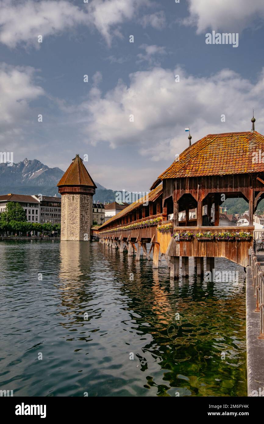 Vue panoramique du centre-ville de Lucerne avec le célèbre pont de la chapelle et le lac - Canton de Lucerne, Suisse - Kapellbrücke est t Banque D'Images