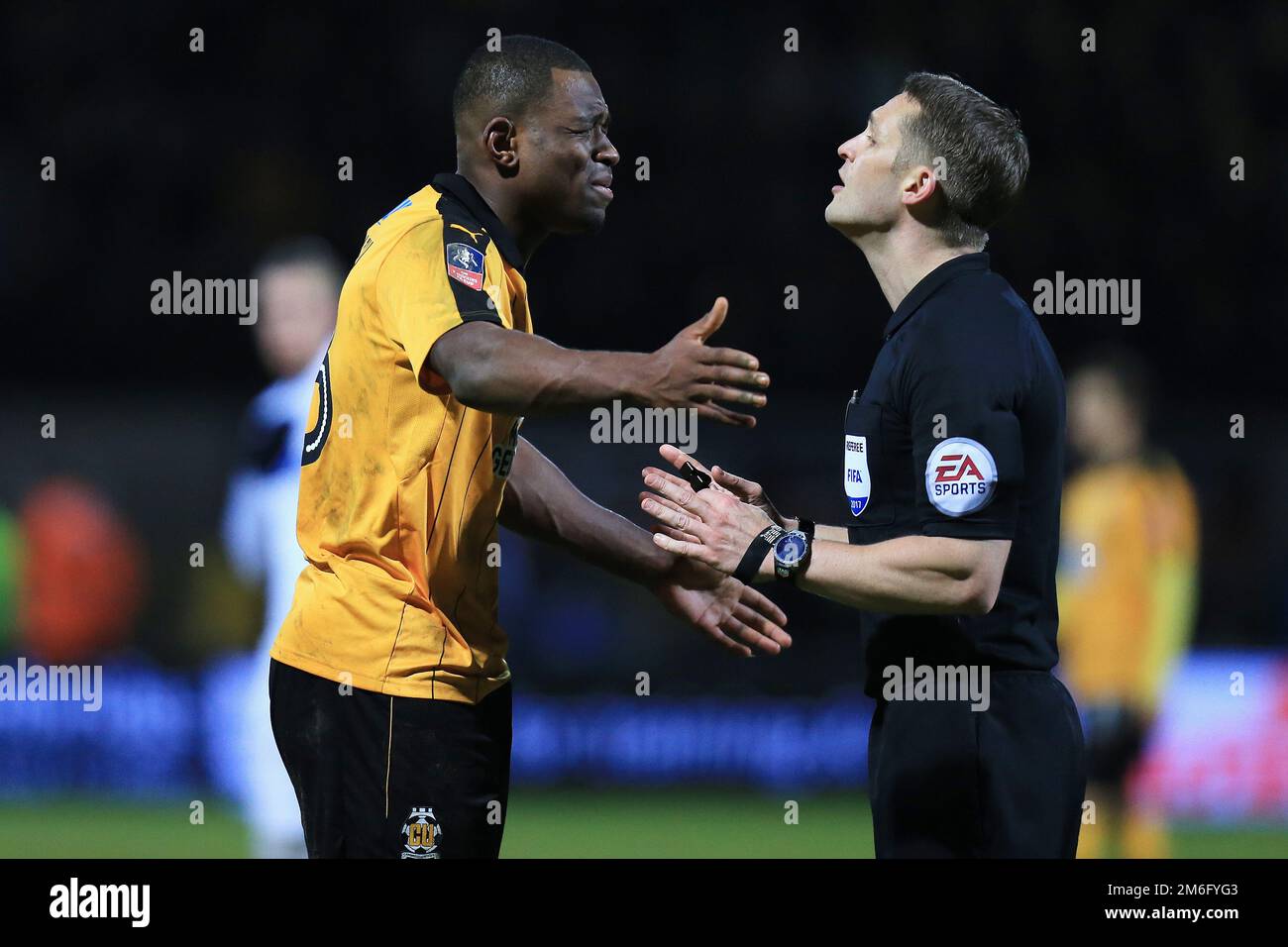 Uche Ikpeazu, de Cambridge United, se plaint de l'arbitre Craig Pawson - Cambridge United contre Leeds United, FA Cup troisième tour, The Cambs Glass Stadium, Cambridge - 9th janvier 2017. Banque D'Images