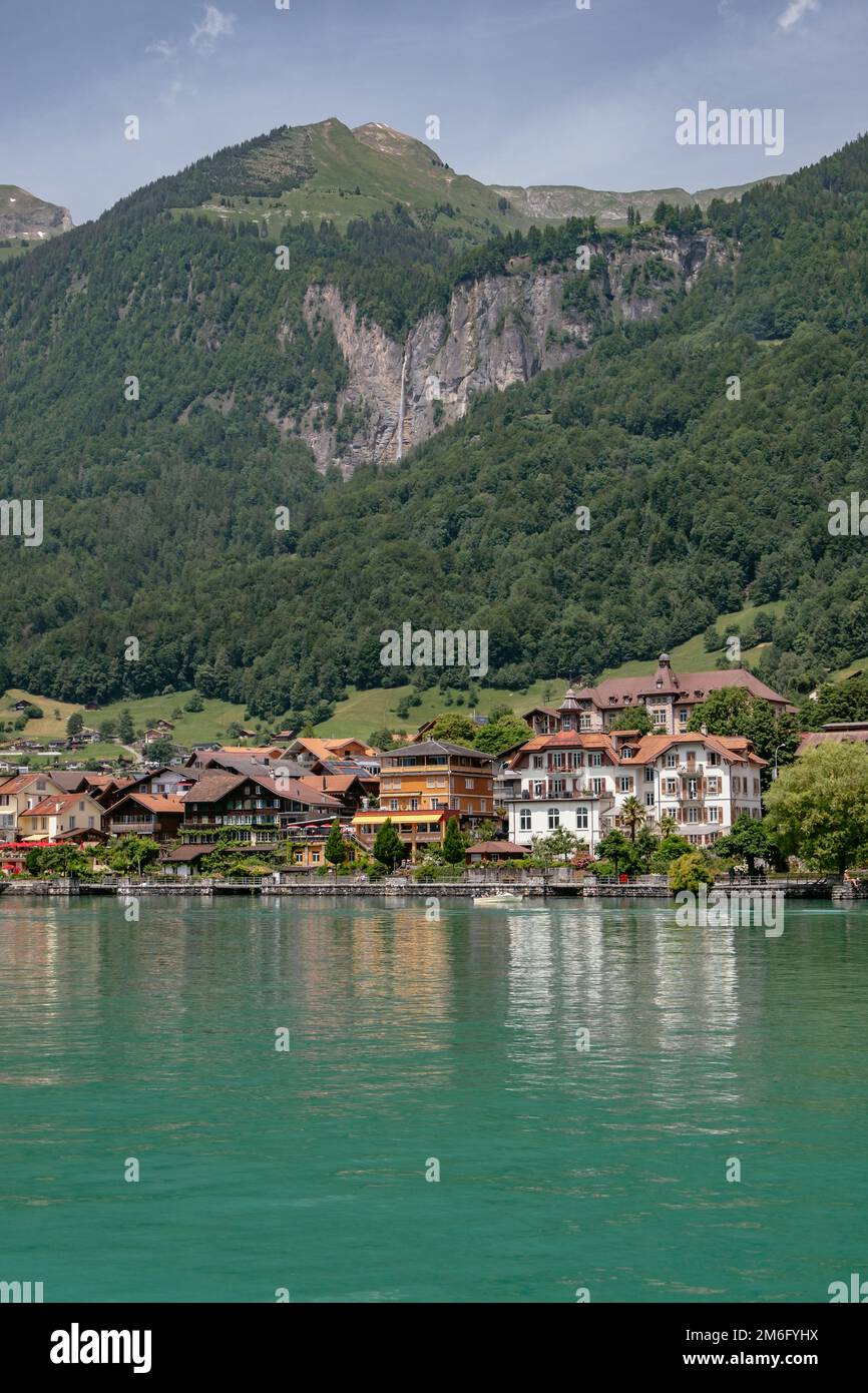Brienzersee, lac de Brienz avec eau turquoise - Maisons traditionnelles en bois près d'Interlaken avec Alpes suisses en arrière-plan, Banque D'Images