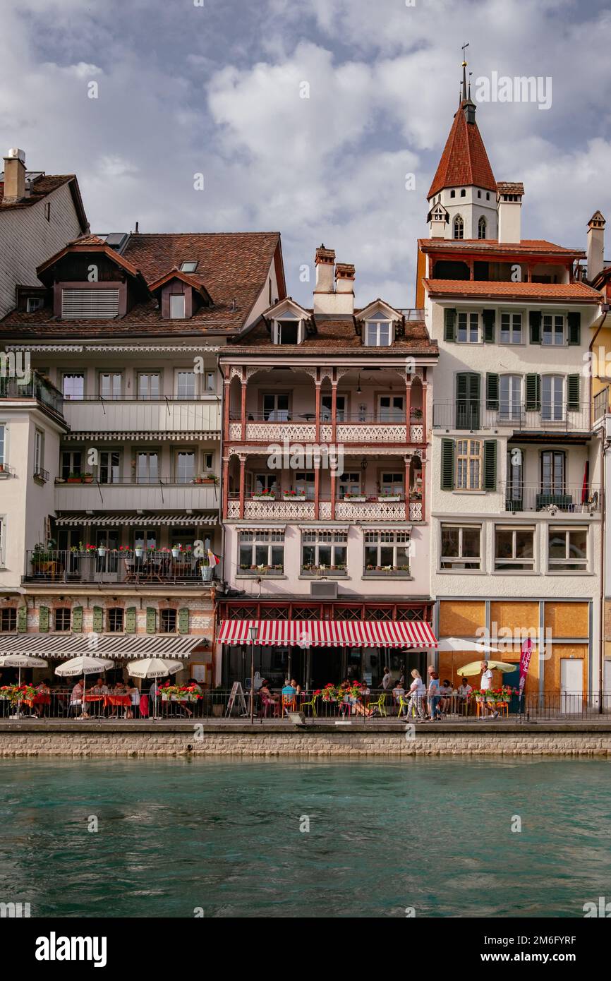 Vue panoramique - Thun, Suisse. Paysage urbain, beaux bâtiments dans la vieille ville, rivière Aare Banque D'Images