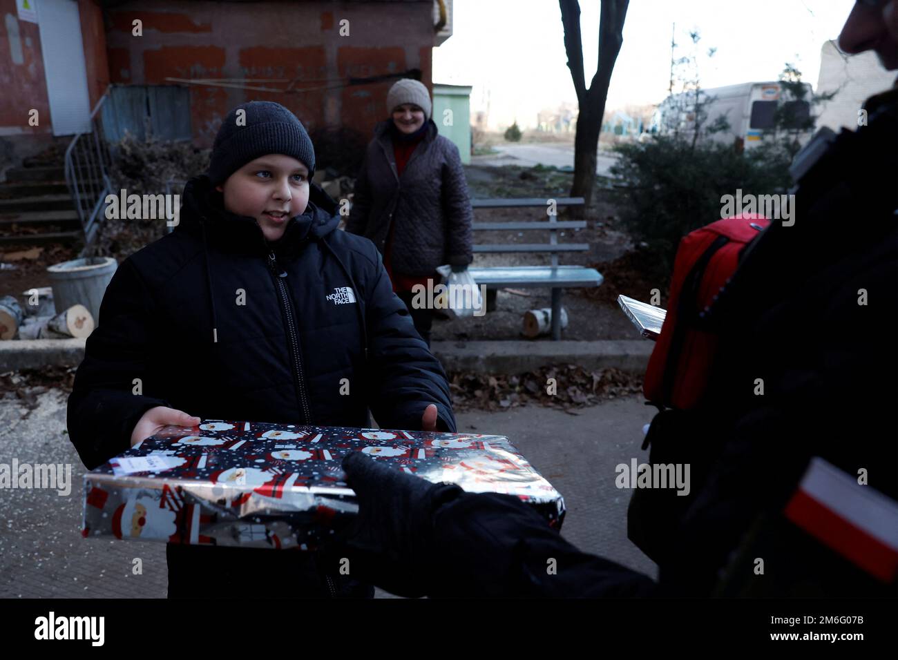 Volodymyr, 11 ans, reçoit un cadeau de Noël de d'aide