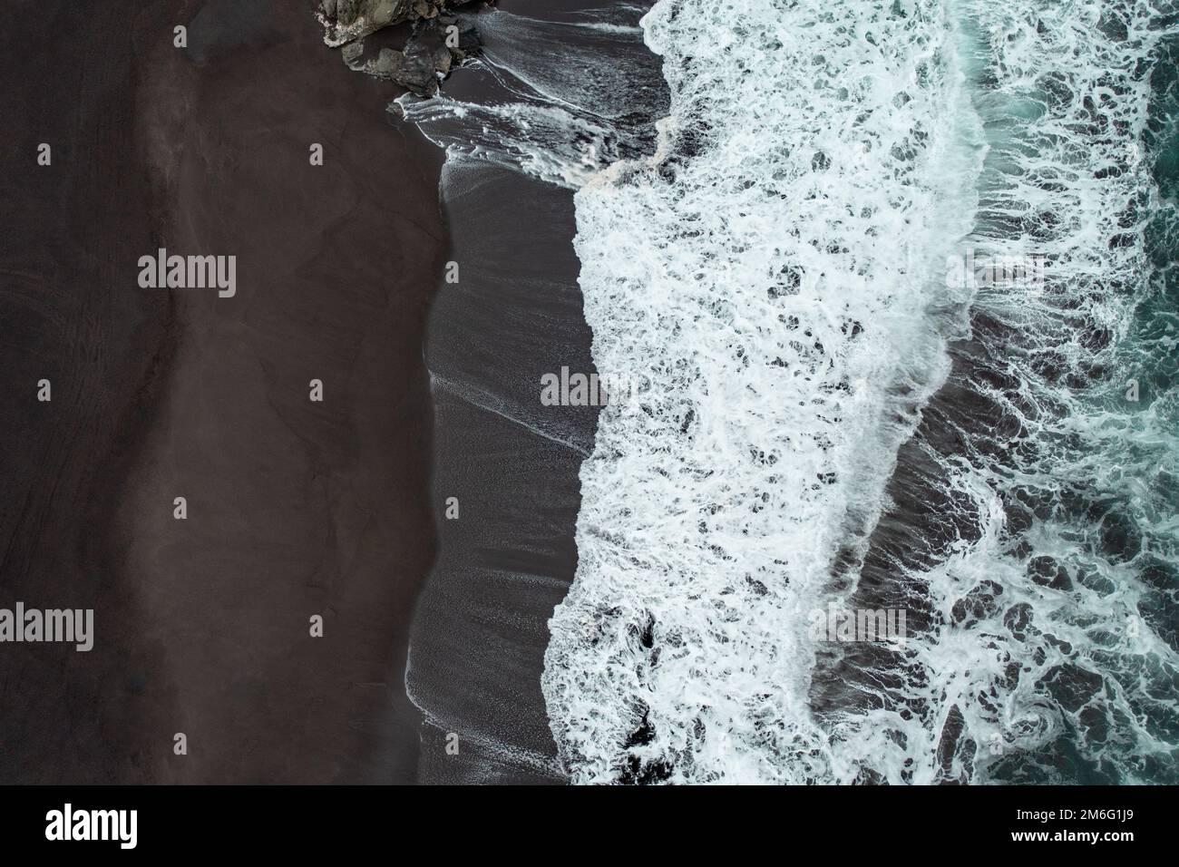 Vue aérienne de l'océan chilien avec plage de neige noire. Vue de dessus de drone. Banque D'Images