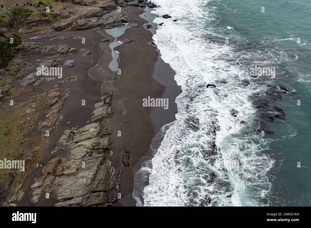 Vue aérienne de l'océan chilien avec plage de neige noire. Vue de dessus de drone. Banque D'Images