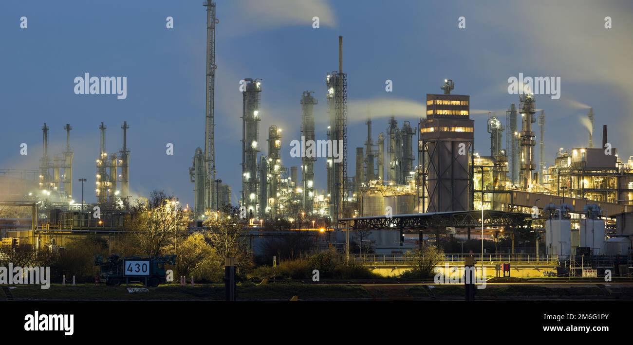Partie d'une usine pétrochimique de nuit utilisant du gaz causant le réchauffement de la planète et le changement climatique Banque D'Images
