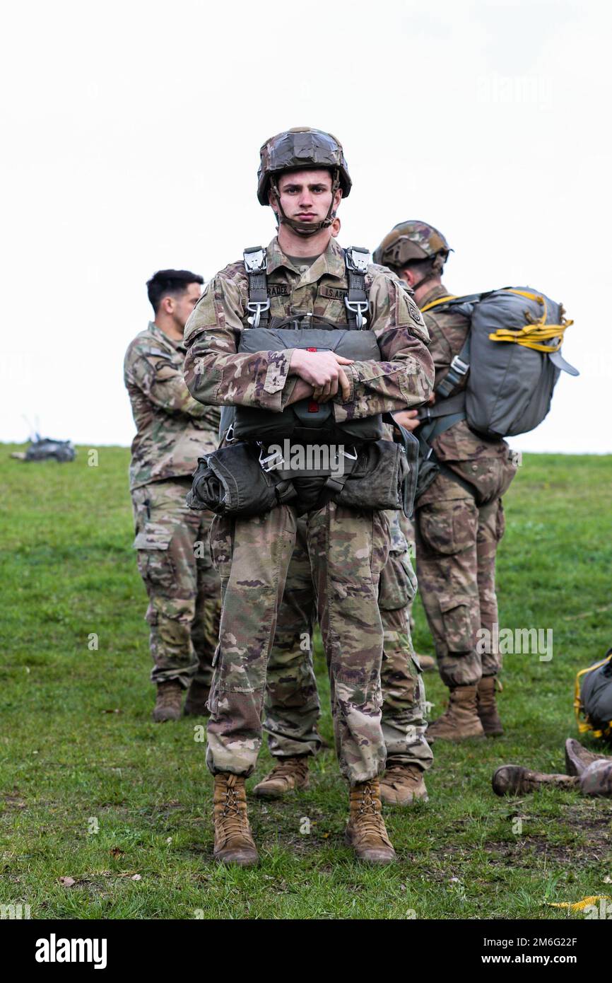 Un parachutiste affecté à la division aéroportée 82nd se prépare à sauter d'un hélicoptère CH-47 Chinook vers une zone de dépôt dans le désert de Błędów, en Pologne, au 27 avril 2022. Plus de 480 parachutistes ont participé à l'opération aéroportée pour maintenir leur compétence aéroportée et établir les conditions d'un saut de suivi à l'appui de l'exercice Swift Response 22 en Lettonie. Le quartier général de la division et son équipe de combat de brigade de 3rd ont été déployés en Pologne dans le cadre de l'exercice Strong and Un engagement sans relâche envers nos alliés de l'OTAN contre l'agression. Banque D'Images