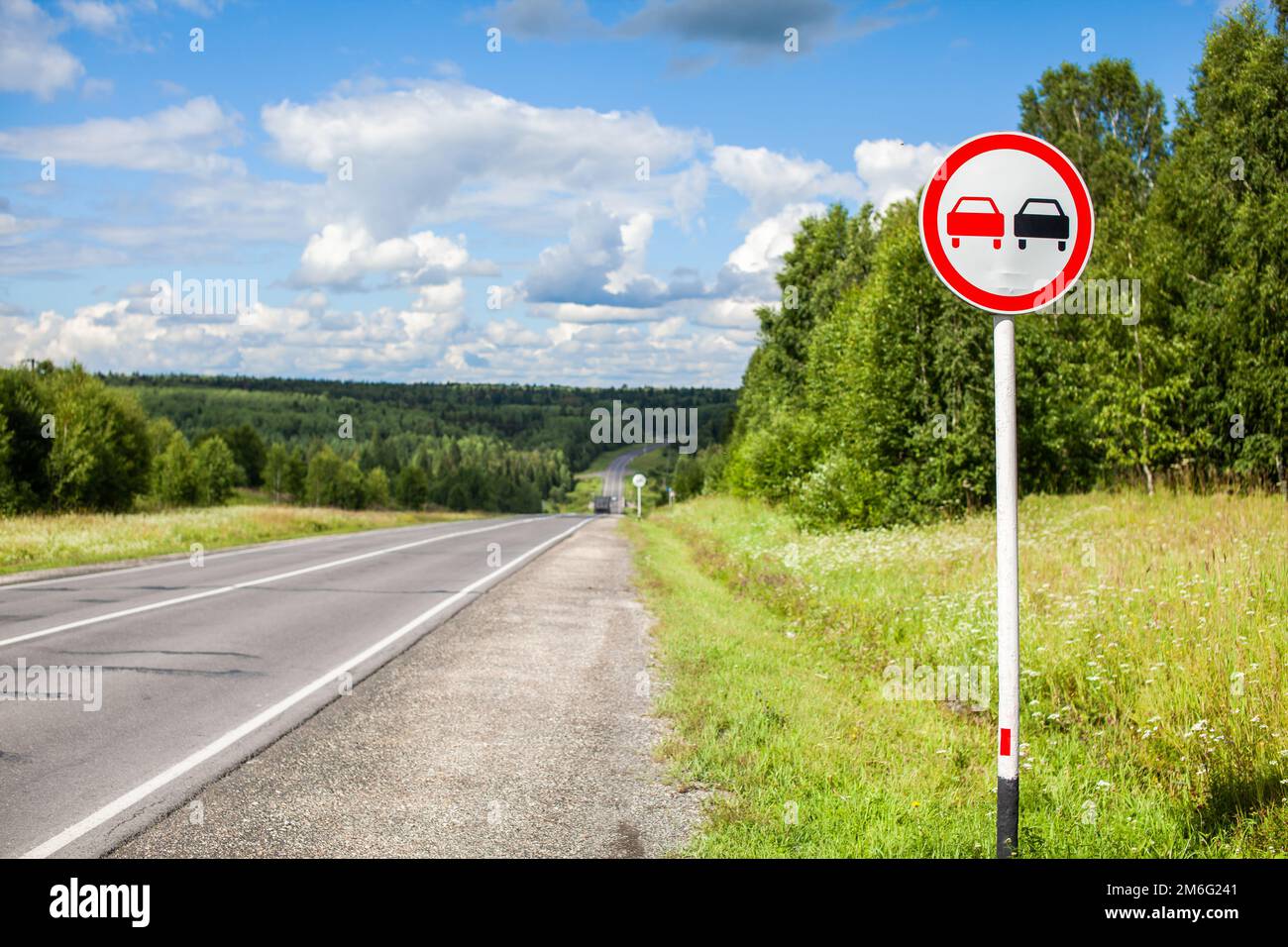 Il est interdit de dépasser un panneau routier sur une autoroute de banlieue Banque D'Images