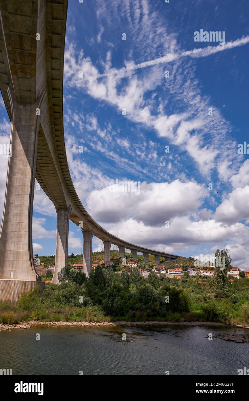 Pont courbe en béton moderne - vue depuis le bateau de croisière dans la vallée du fleuve Douro - région viticole du port avec terrasses de fermes sculptées Banque D'Images