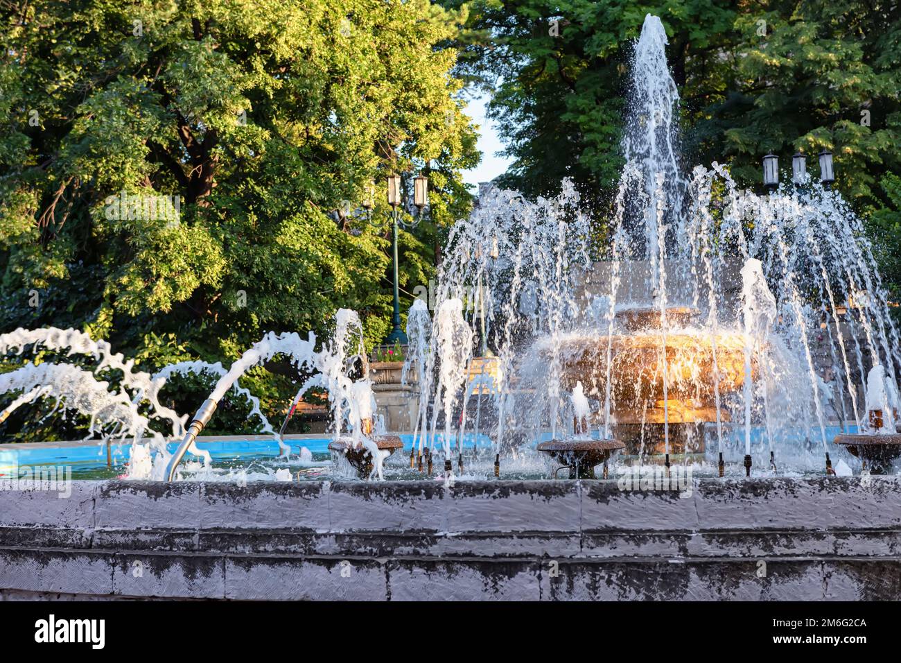 Une vieille fontaine avec un grand bol au centre et des jets de différentes formes Banque D'Images