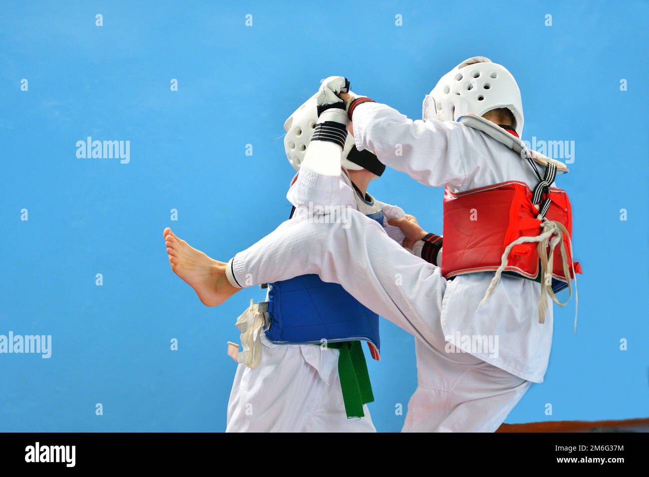 Deux garçons concourent en taekwondo – art martial coréen Banque D'Images
