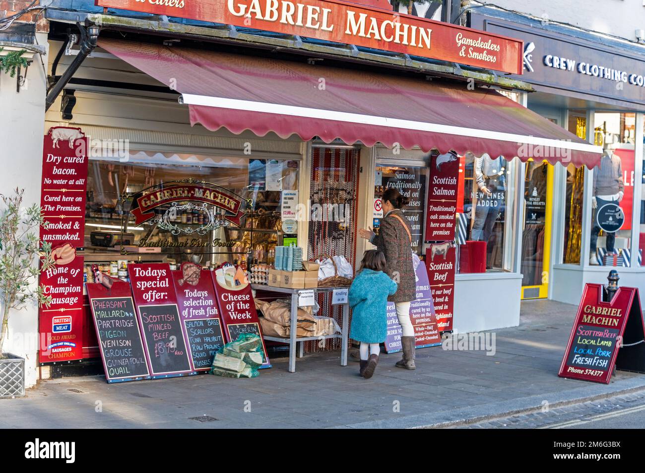 Une boucherie anglaise traditionnelle à Henley-upon-Thames, Oxfordshire, en Grande-Bretagne. Les bouchers sont beaucoup plus susceptibles de stocker de la viande fraîche, d'origine locale Banque D'Images