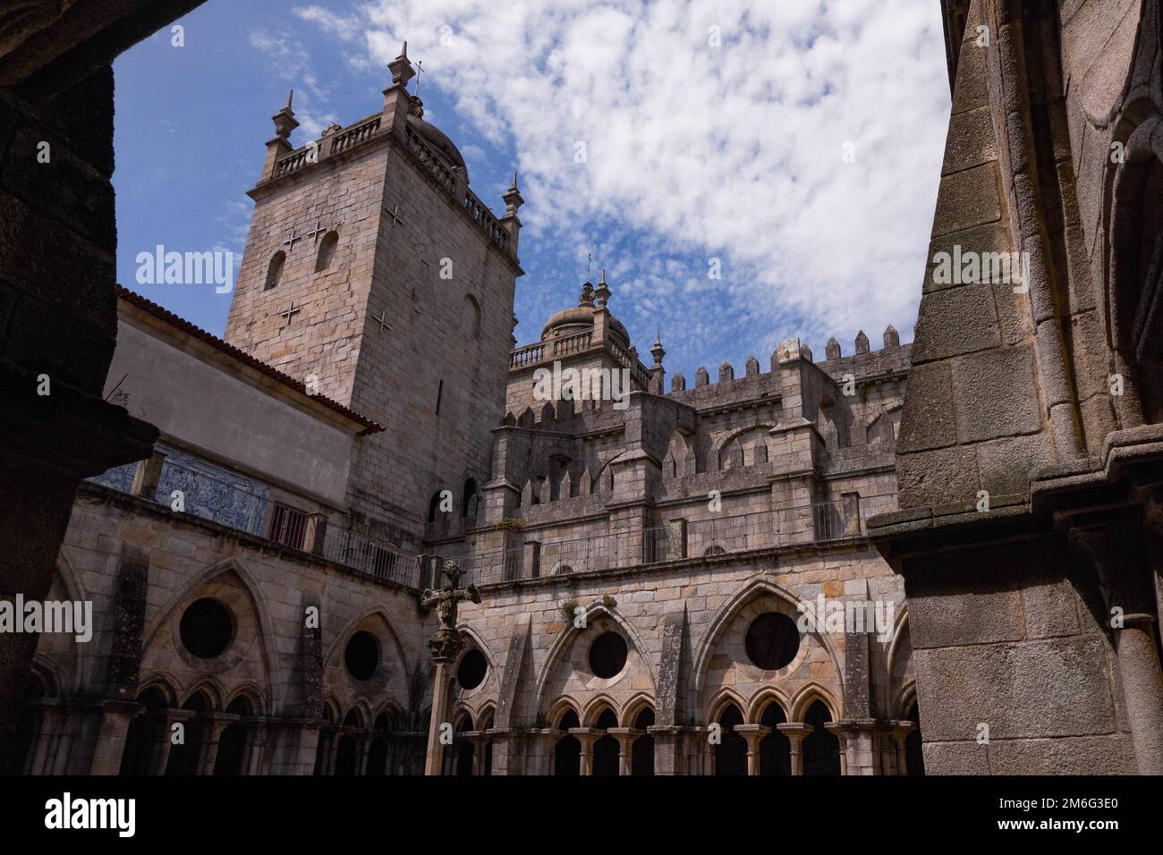 Cloîtres et tours gothiques dans la cathédrale catholique romaine Sé de Porto - Portugal Banque D'Images