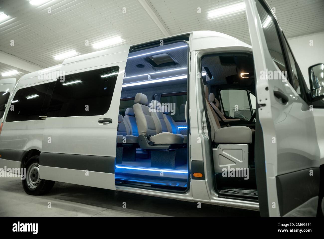 habitacle confortable avec sièges capitonnés; transfert individuel pour un groupe de personnes; conversion de l'intérieur d'un camion; Banque D'Images
