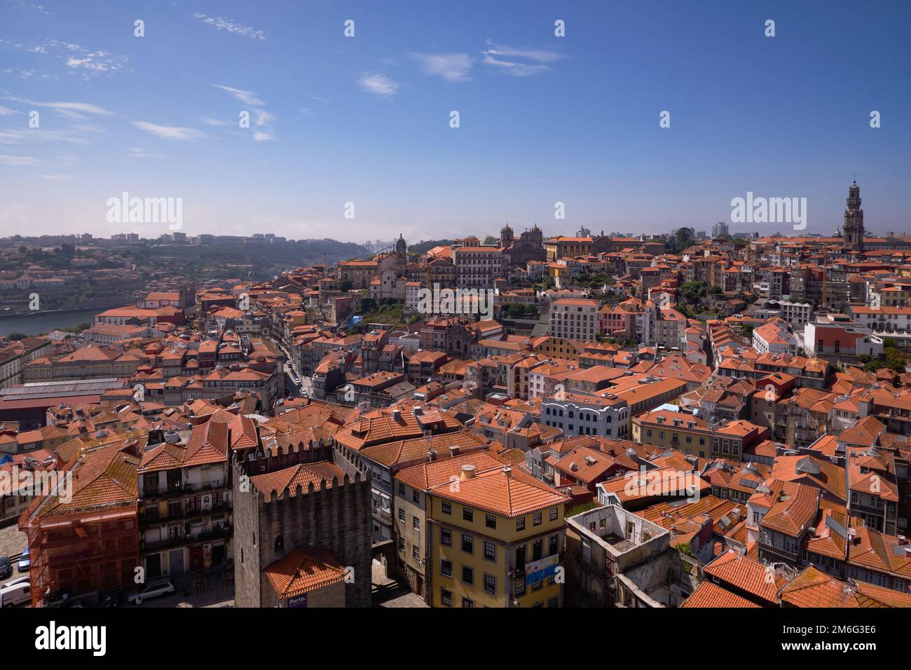 Vue panoramique aérienne de la ville avec le fleuve Douro depuis le sommet des Tours de la cathédrale catholique romaine Sé de Porto - Por Banque D'Images