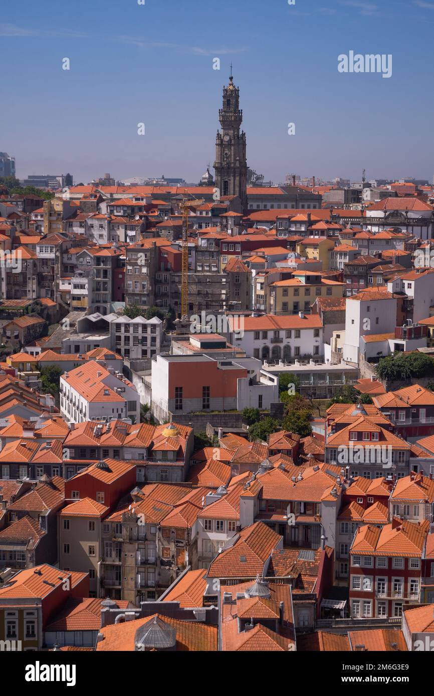 Vue aérienne de la ville avec ses toits de tuiles orange traditionnelles et la Tour Clérigos depuis le sommet de la cathédrale catholique romaine Sé de Banque D'Images