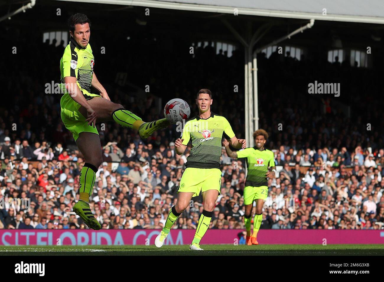 Yann Kermorgant de Reading contrôle le ballon - Fulham v Reading, Sky Bet Championship Play-off 1st Leg, Craven Cottage, Fulham - 13th mai 2017. Banque D'Images