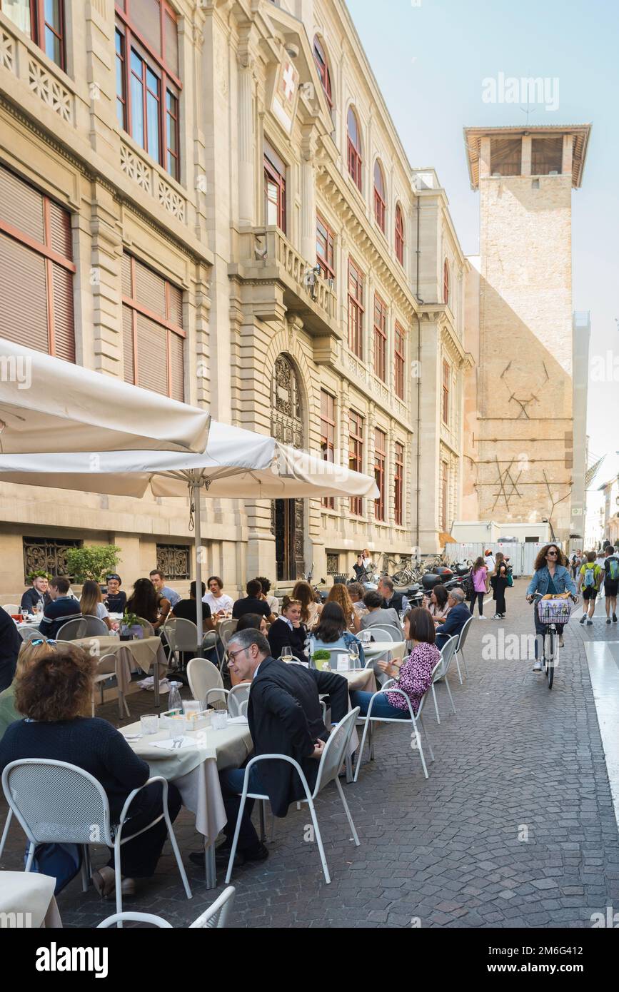 Rue restaurant Italie, vue en été des personnes assis à l'extérieur aux tables de restaurant situées dans la via Guglielmo Oberdan dans la ville de Padoue Italie Banque D'Images
