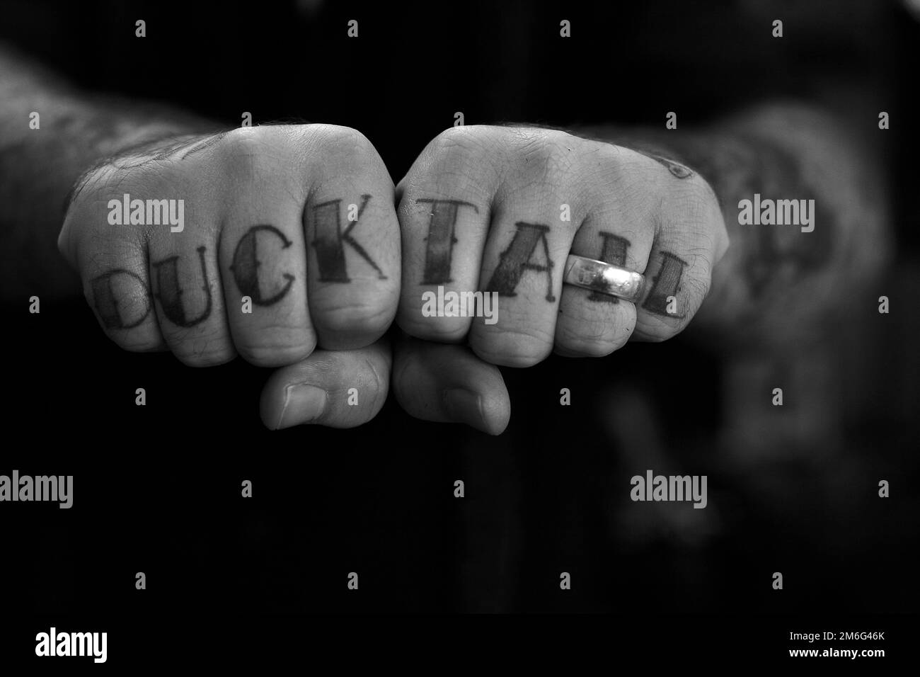 Homme avec tatouage de poing. Banque D'Images