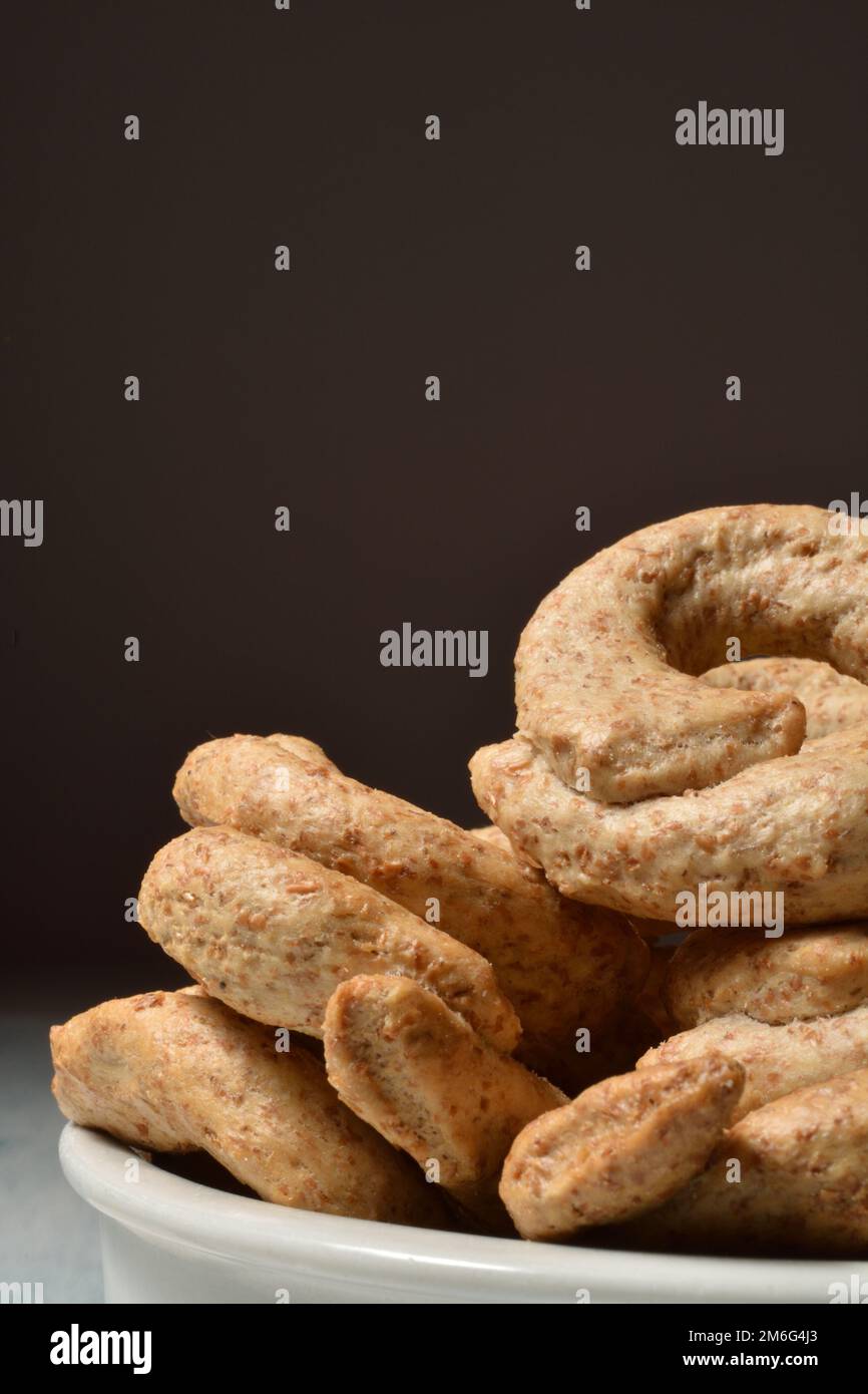 Taralli italien dans un bol. En-cas traditionnels de la région des Pouilles. Banque D'Images