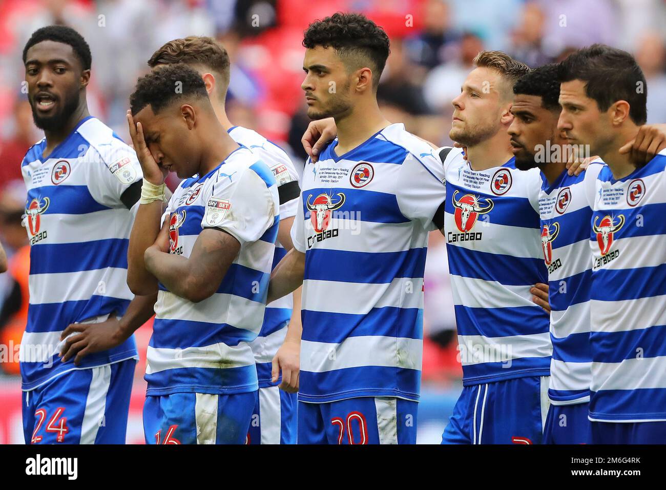 Les joueurs de lecture regardent pendant le tir de pénalité avec Liam Moore de Reading se cachant son visage après son échec précédent - Huddersfield Town v Reading, Sky Bet Championship Play-Off final, Wembley Stadium, Londres - 29th mai 2017. Banque D'Images