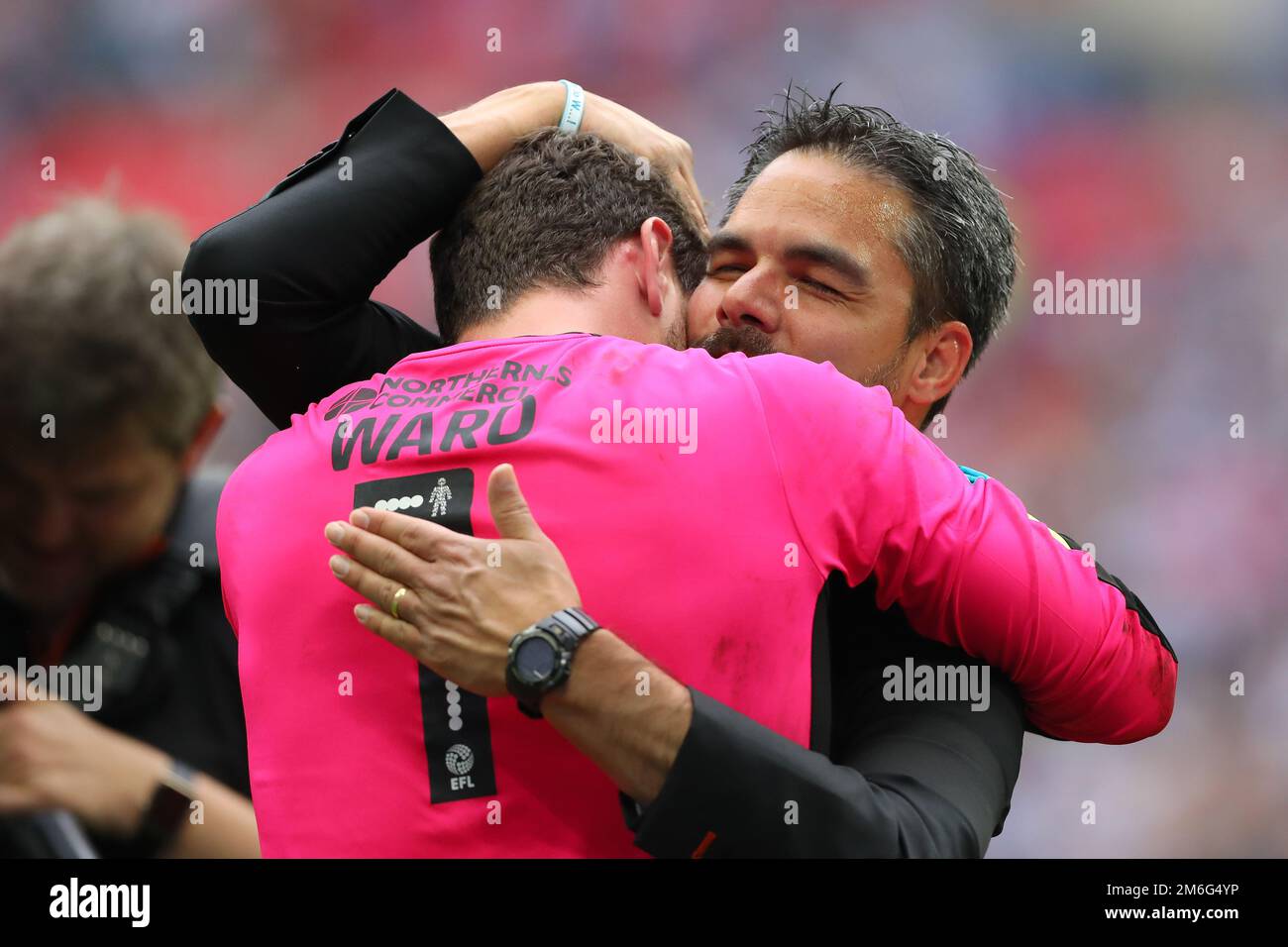 Le directeur de la ville de Huddersfield, David Wagner, coupe le gardien de but Danny Ward après avoir battu Reading sur les pénalités pour atteindre la première ligue - Huddersfield Town v Reading, Sky Bet Championship Play-Off final, Wembley Stadium, Londres - 29th mai 2017. Banque D'Images