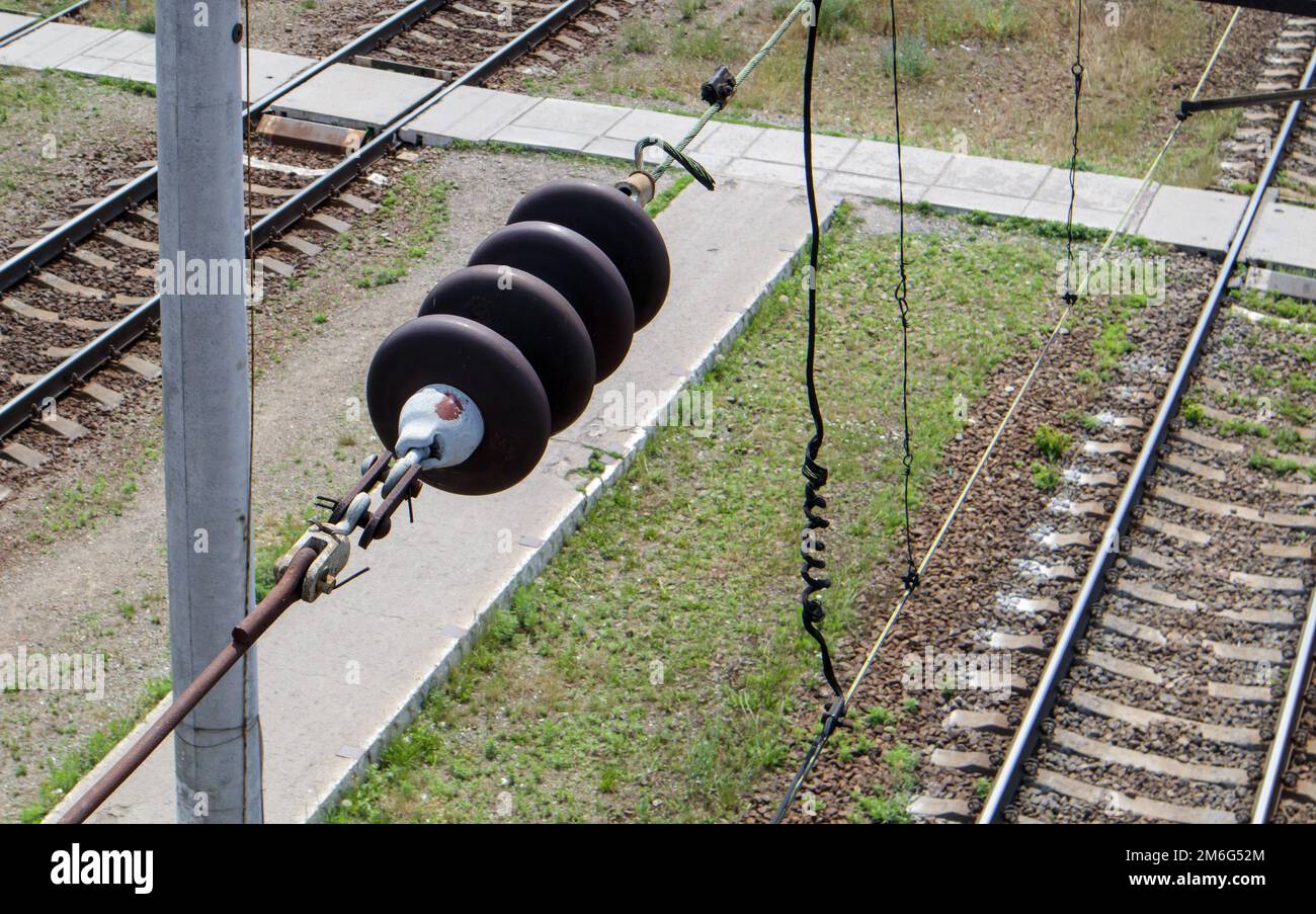 Un composant de ligne électrique aérienne de chemin de fer le long d'une voie avec un système d'électrification de rail qui fournit l'énergie à un tra électrique Banque D'Images