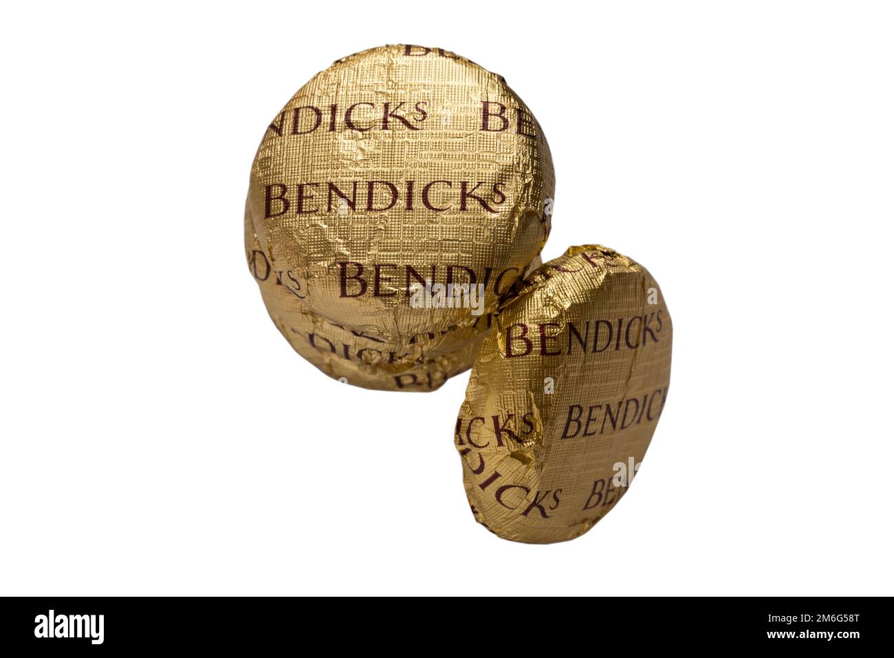 Fondants à la menthe Bendicks isolés sur fond blanc - crèmes à la menthe poivrée couvertes de chocolat noir riche Banque D'Images