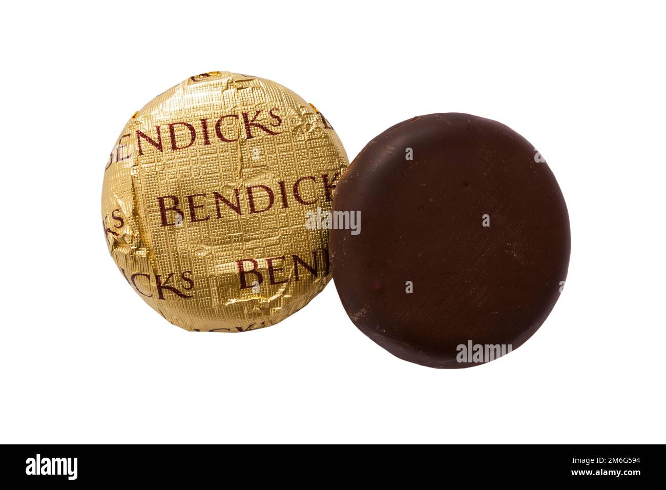 Deux fondants à la menthe Bendicks, un non emballé, isolé sur fond blanc - crèmes à la menthe poivrée couvertes de chocolat noir riche Banque D'Images