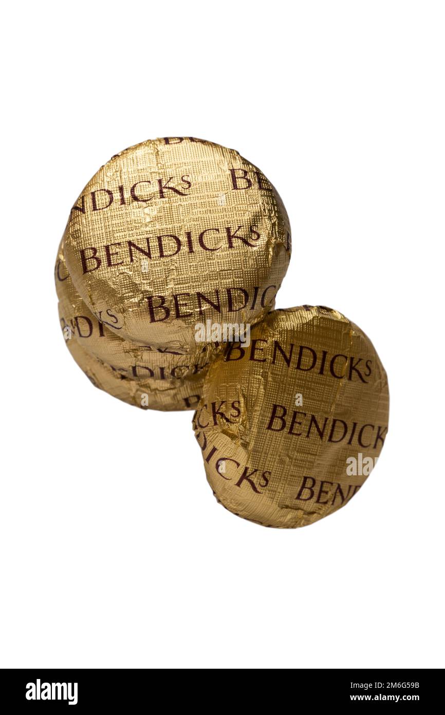 Fondants à la menthe Bendicks isolés sur fond blanc - crèmes à la menthe poivrée couvertes de chocolat noir riche Banque D'Images