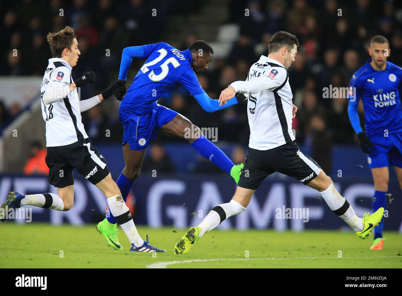 Wilfred Ndidi de Leicester City marque un but pour donner une longueur d'avance à Leicester City 2-1 - Leicester City v Derby County, The Emirates FA Cup quatrième tour, King Power Stadium, Leicester - 8th février 2017. Banque D'Images