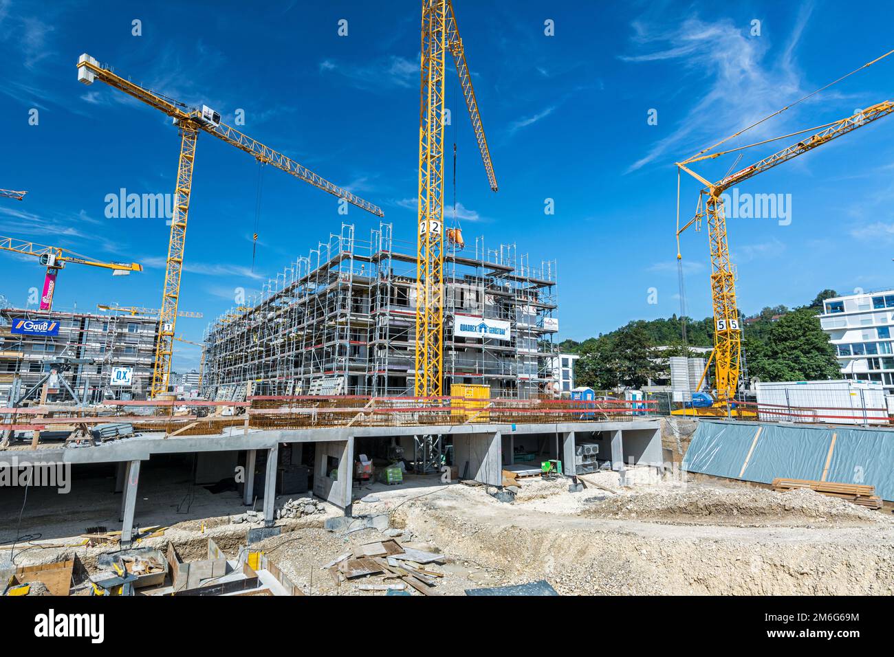 Chantier de construction avec fondations et grues par beau temps à Tübingen, Allemagne (éditorial) Banque D'Images