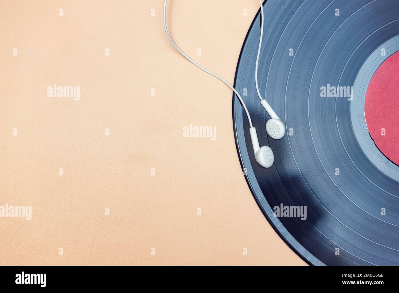 Un petit casque moderne et un Vintage record Banque D'Images