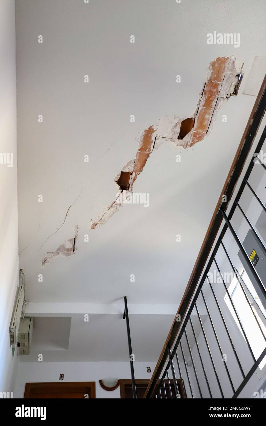 Fissures. Fissures dans le mur. Mur blanc et plafond plein de fissures. Mur qui tombe en