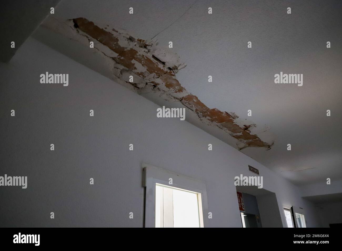 Fissures. Fissures dans le mur. Mur blanc et plafond plein de fissures. Mur qui tombe en