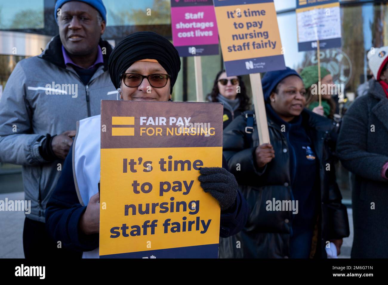 Le 15th décembre 2022, des infirmières du Collège royal des soins infirmiers font grève pour un salaire équitable et des conditions de travail dans le cadre d'une action industrielle sans précédent menée par des infirmières à l'extérieur de l'hôpital Queen Elizabeth à Birmingham, au Royaume-Uni. Il s'agit de la première des deux grèves prévues avant la fin de l'année, le conflit pouvant se poursuivre au cours de la nouvelle année si le gouvernement ne parvient pas à améliorer son offre. Banque D'Images