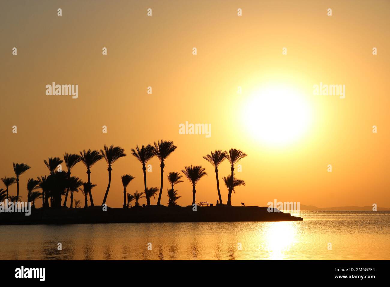 Bel endroit pour l'intimité. Coucher de soleil sur l'île en mer. Soleil éclatant à l'aube au-dessus de la mer Banque D'Images