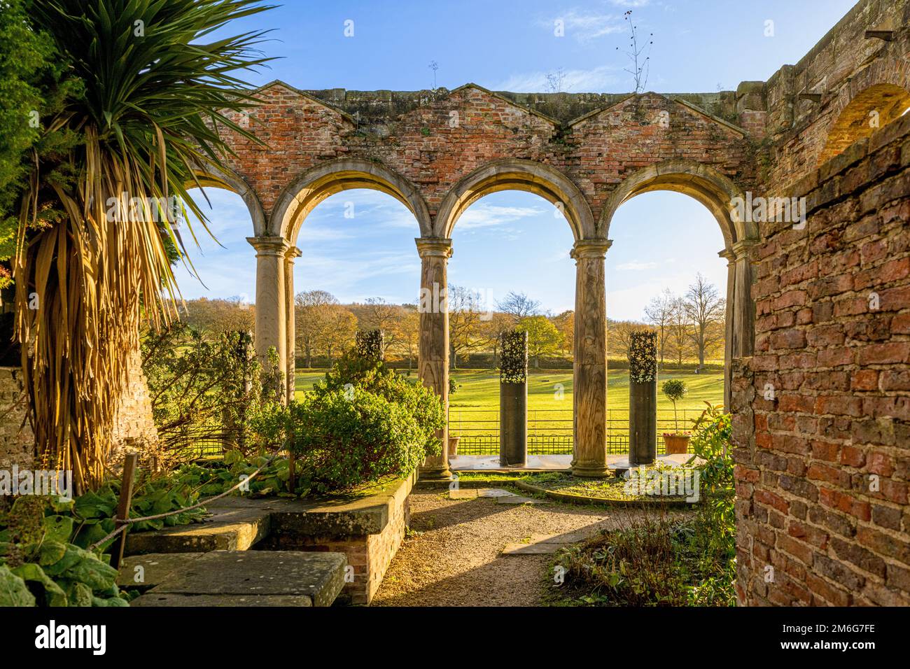 Intérieur de l'Orangerie de Gibside avec vue sur le sud-est à travers les arches en direction de la longue promenade. Tyne et Wear. ROYAUME-UNI Banque D'Images