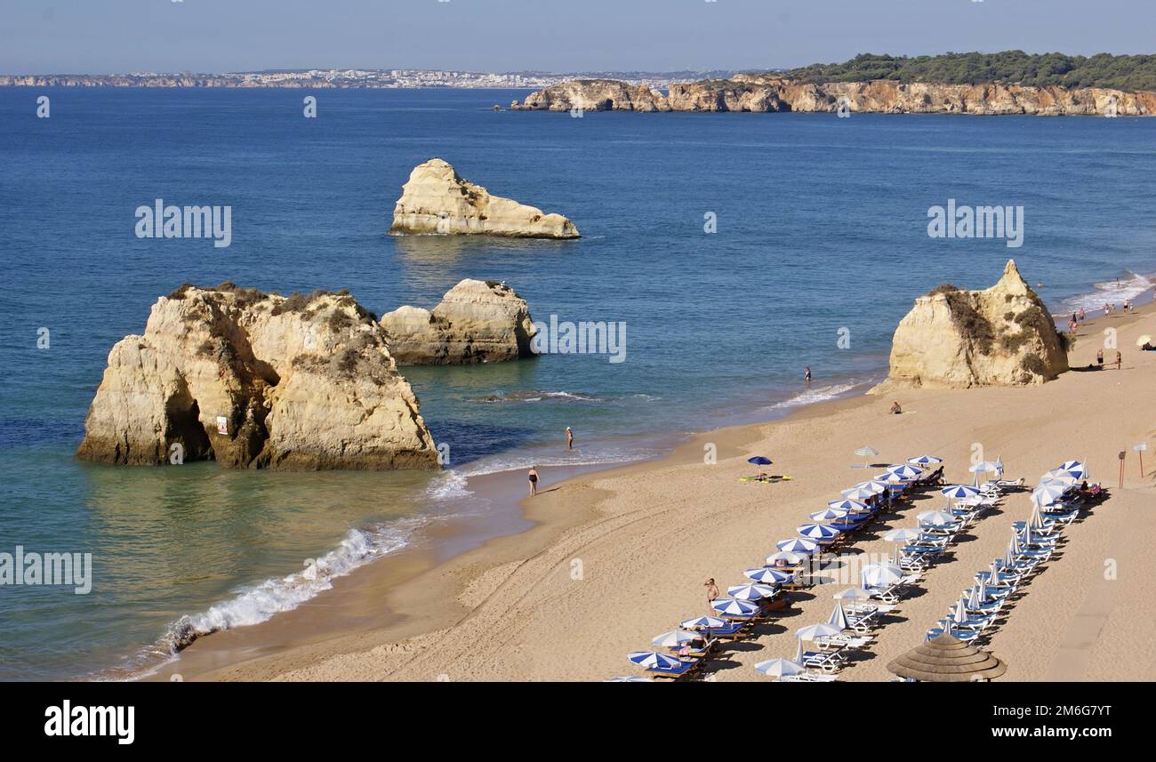 Plage typique de l'Algarve près de Lagoa - Portugal Banque D'Images