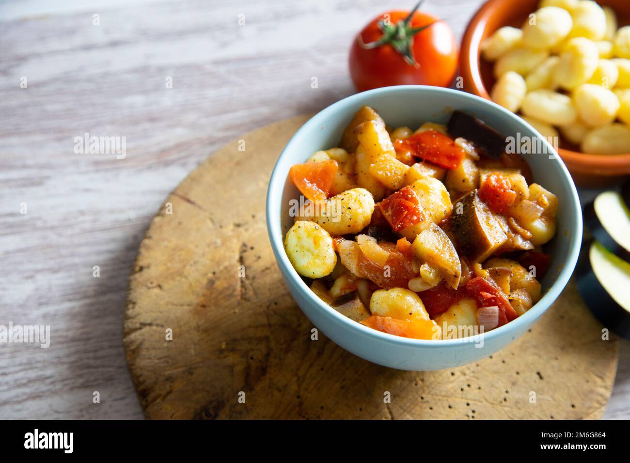 Gnocchi sauté aux légumes grillés. Recette italienne typique Banque D'Images