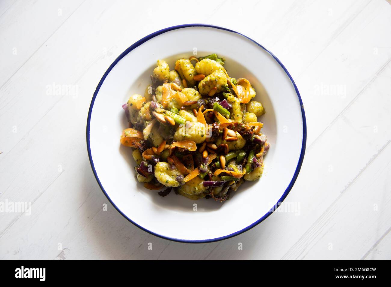 Gnocchi sauté aux légumes grillés. Recette italienne typique Banque D'Images