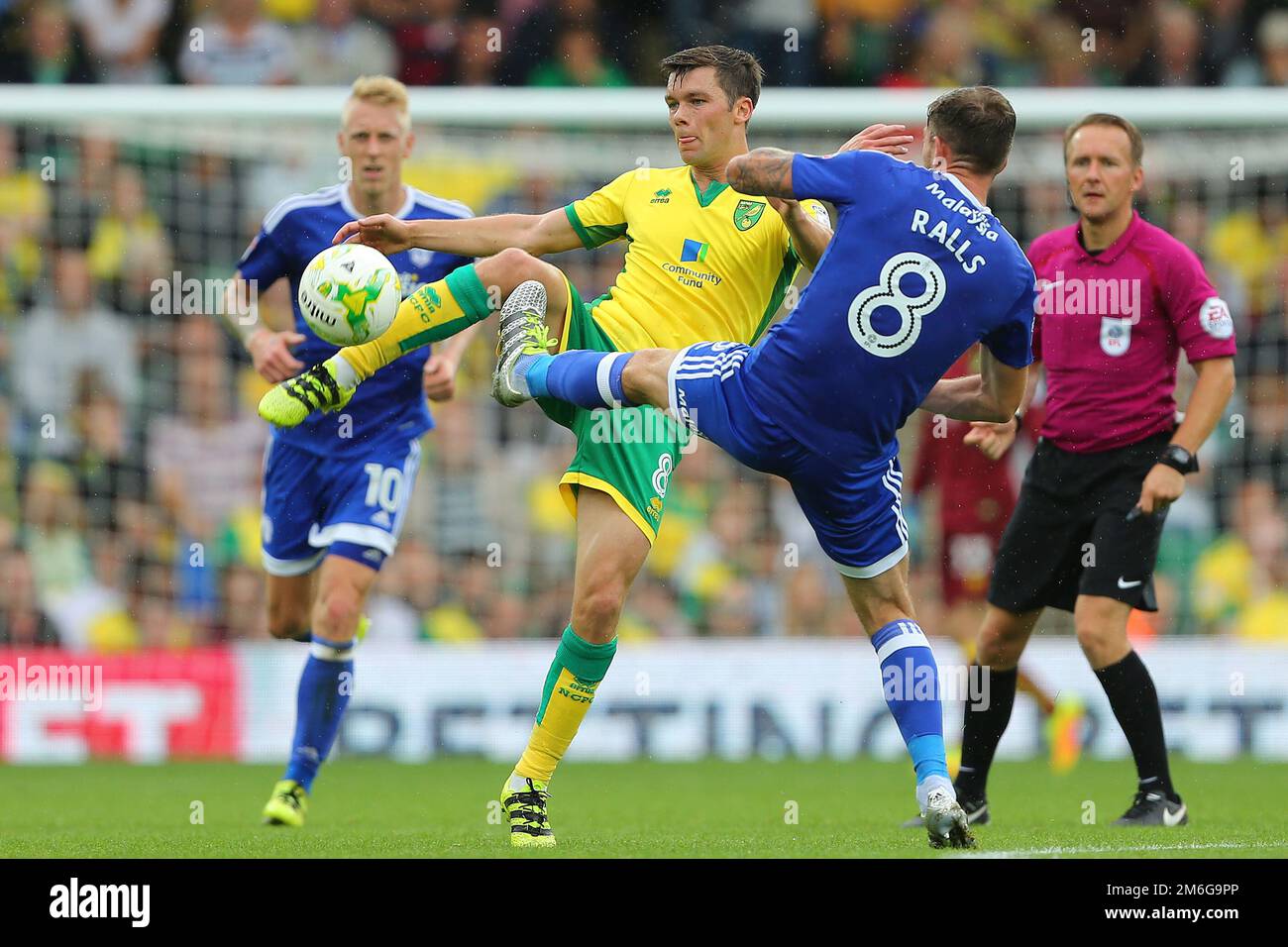 Jonathan Howson de Norwich City et Joe Ralls de Cardiff City bataille pour possession - Norwich City contre Cardiff City, Sky Bet Championship, Carrow Road, Norwich - 10th septembre 2016. Banque D'Images