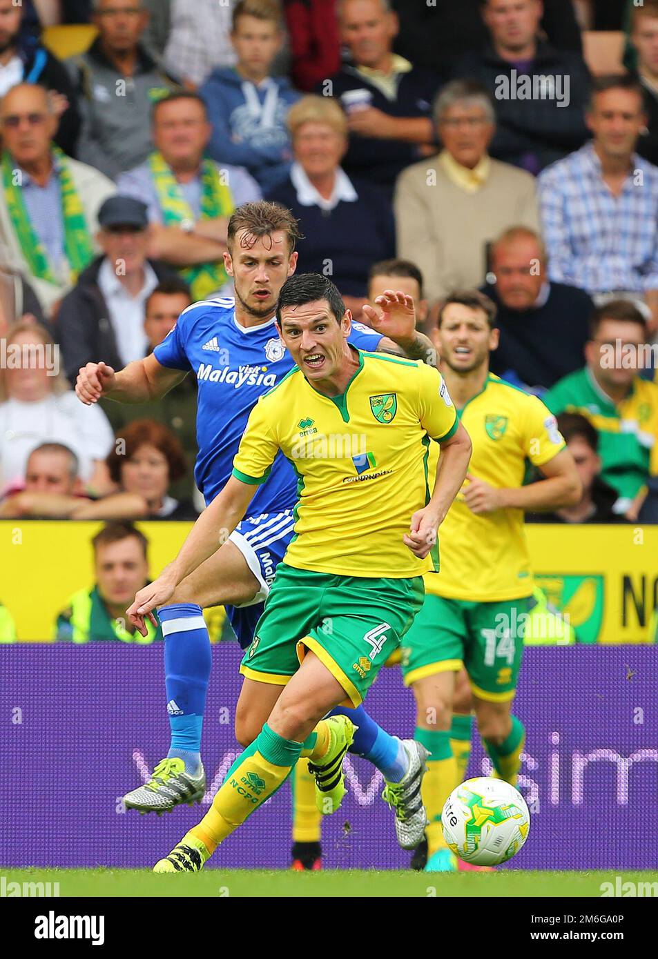 Graham Dorrans de Norwich City combat avec Joe Ralls de Cardiff City - Norwich City / Cardiff City, Sky Bet Championship, Carrow Road, Norwich - 10th septembre 2016. Banque D'Images