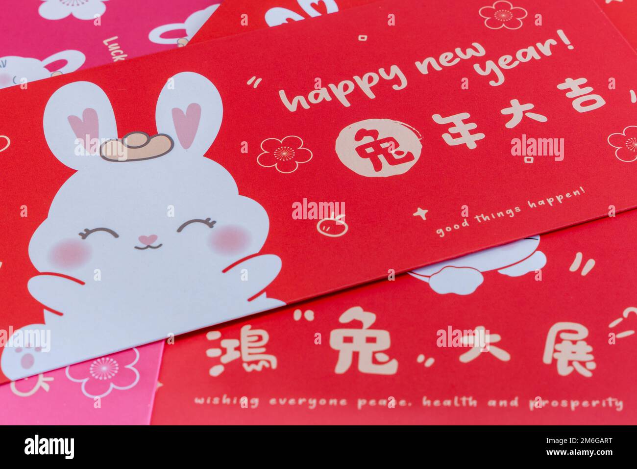 Enveloppe rouge chinois. Concept de la nouvelle année chinoise contexte . Traduction sur enveloppe rouge: 'Bonne année de lapin' Banque D'Images