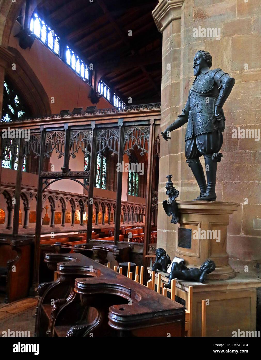 Statue du vice-amiral Richard Leveson, par la Collégiale épiscopale Hubert le Sueur St Peter, Lich Gates, Wolverhampton, West Midlands, Angleterre, Banque D'Images