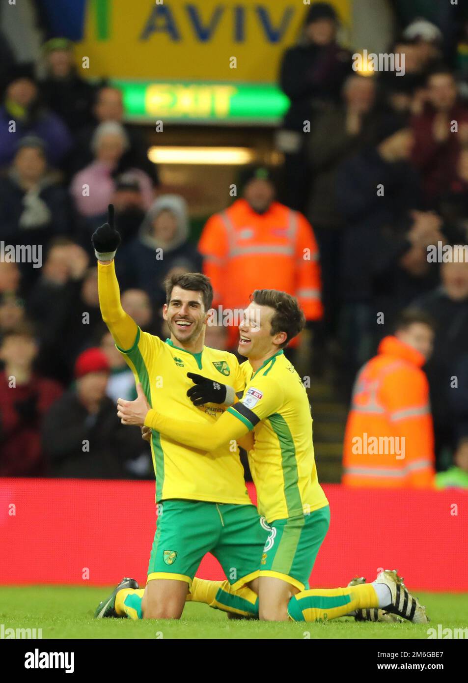 Nelson Oliveira de Norwich City fête avec Jonathan Howson après avoir marqué son deuxième but, le faisant 2-0 - Norwich City v Derby County, Sky Bet Championship, Carrow Road, Norwich - 2nd janvier 2017. Banque D'Images