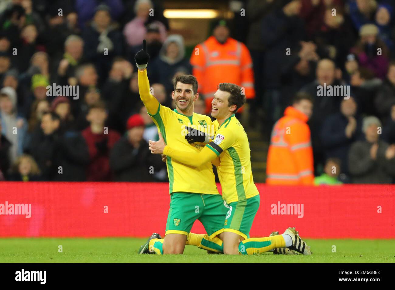 Nelson Oliveira de Norwich City fête avec Jonathan Howson après avoir marqué son deuxième but, le faisant 2-0 - Norwich City v Derby County, Sky Bet Championship, Carrow Road, Norwich - 2nd janvier 2017. Banque D'Images
