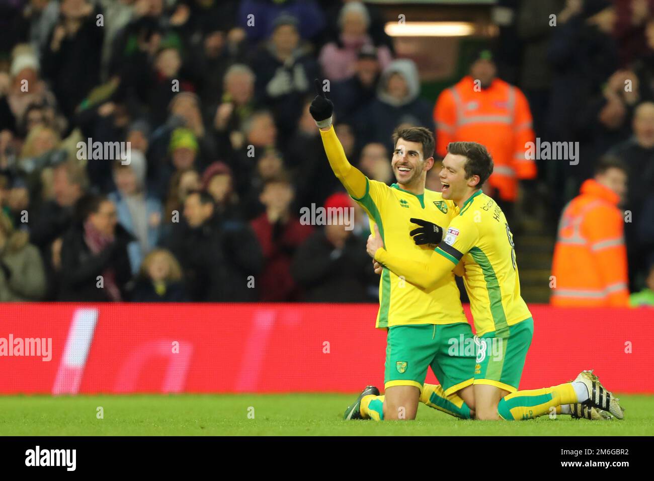 Nelson Oliveira de Norwich City fête avec Jonathan Howson après avoir marqué son deuxième but, le faisant 2-0 - Norwich City v Derby County, Sky Bet Championship, Carrow Road, Norwich - 2nd janvier 2017. Banque D'Images